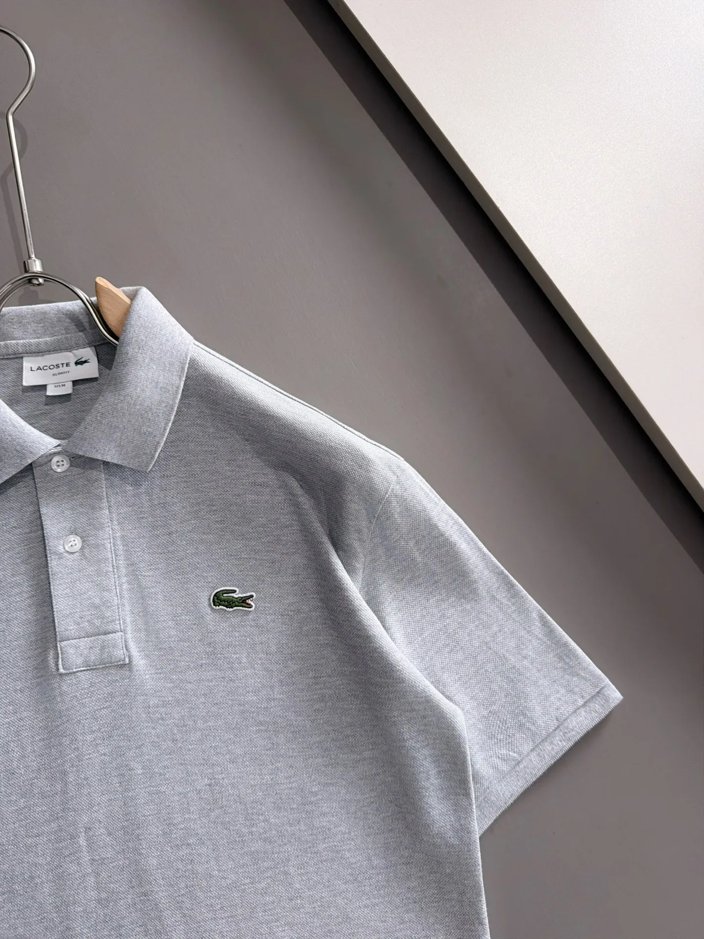 French Crocodile 2026 Spring and Summer Official Website Synchronization The Newest Arrival Style Classic Versatile Business Casual Polo Neck T-shirt Made of imported beaded cotton fabric, comfortable and breathable, with delicate texture and super soft skin-friendly touch! Lapel design, absolutely crisp and handsome fit! The sewing process with this density is absolutely meticulous in handling details! Skin-friendly and smooth to the touch, it is a perfect combination of comfort and breathability! The fabric properties are all excellent! Full of high-end feel! Simple and elegant design, Versatile is extremely wearable! All three standards! It is highly recommended to buy it, and you will never see a style like this outside! On sale on the official website! Size:M-2XL​